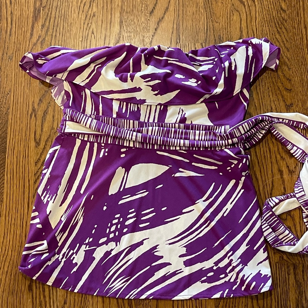 BCBG stunning strapless top. Ties in back or front.